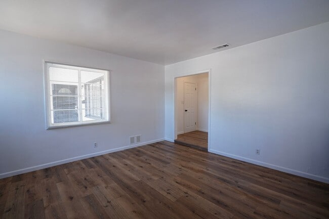 Building Photo - 604 W 10th St