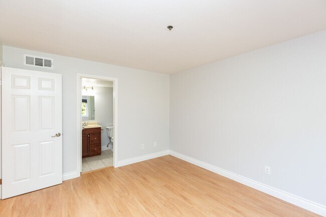 Building Photo - 2 Bed, 2 Bath Condo in Encinitas