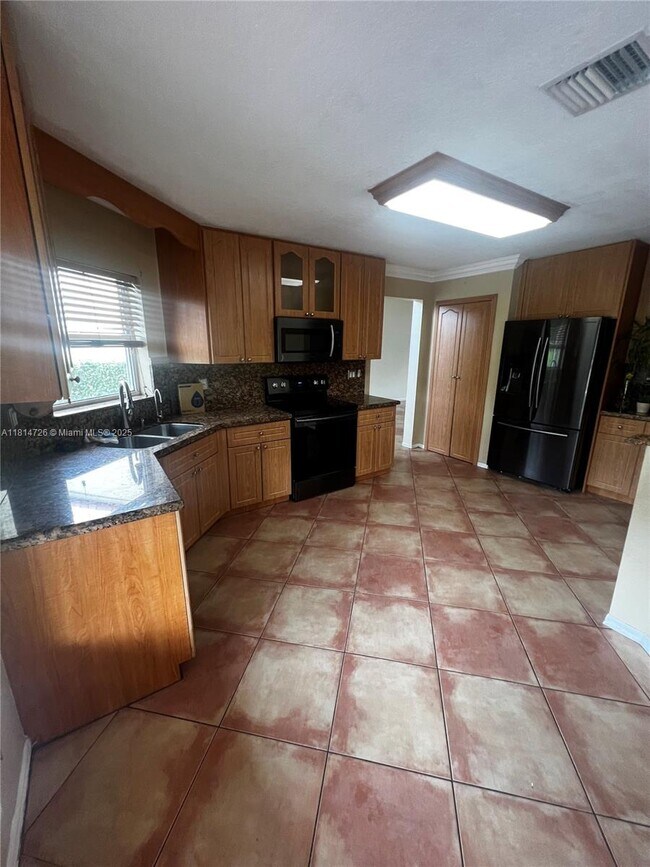 Building Photo - 15640 SW 16th Ct
