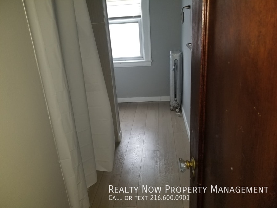 Building Photo - 11871 Lake Ave