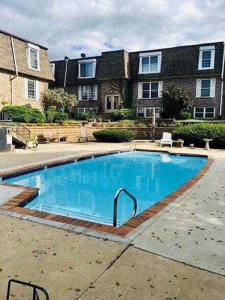 Building Photo - 1120 E 6th St apt 3