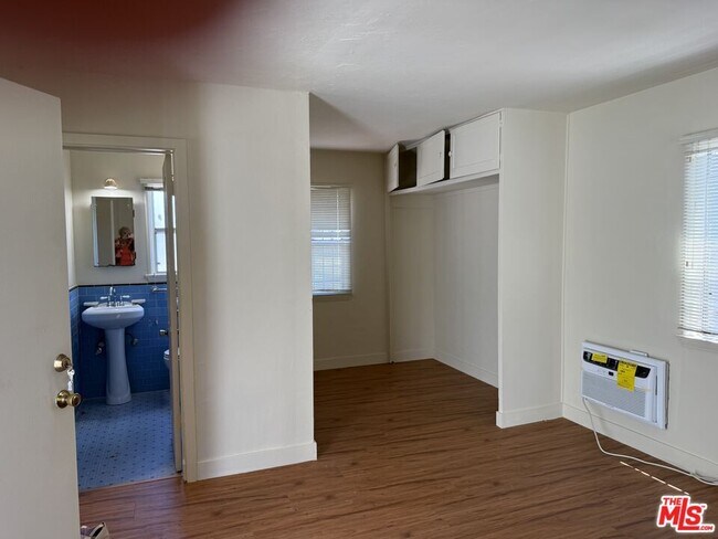 Building Photo - 1306 S Mansfield Ave