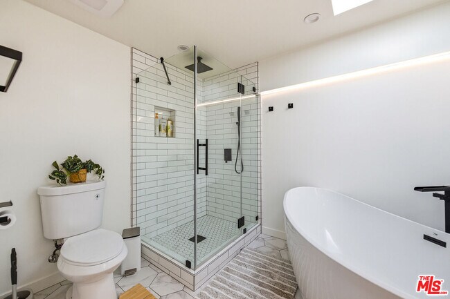 Building Photo - 22428 Victory Blvd