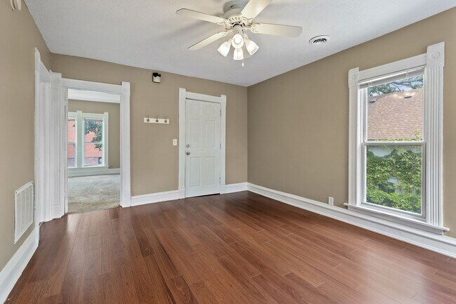 Building Photo - 3BR/1Bath + Office Area Available Sept 12t...
