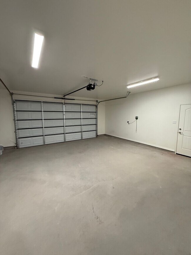 Building Photo - Livingston Ranch - BRAND NEW & IMMACULATE