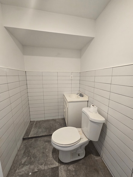 Building Photo - 195 Herzl St