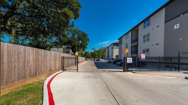 Building Photo - 1720 Crestdale Dr