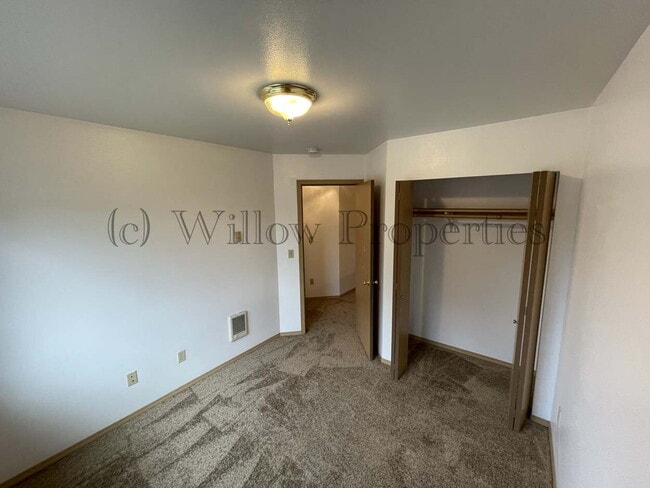 Building Photo - 3 Bedroom Lakewood Duplex