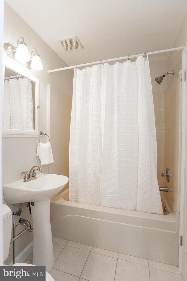 Building Photo - Recently Updated 4BR/2BA Twin with Central Air & Fenced Backyard