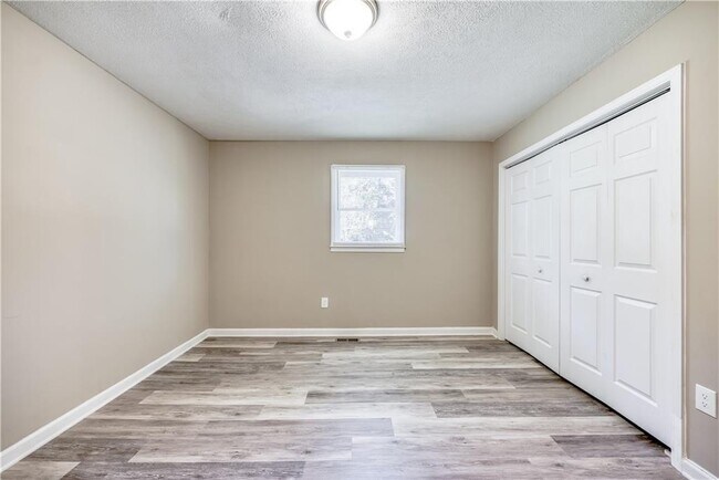 Building Photo - 130 Glory Ln