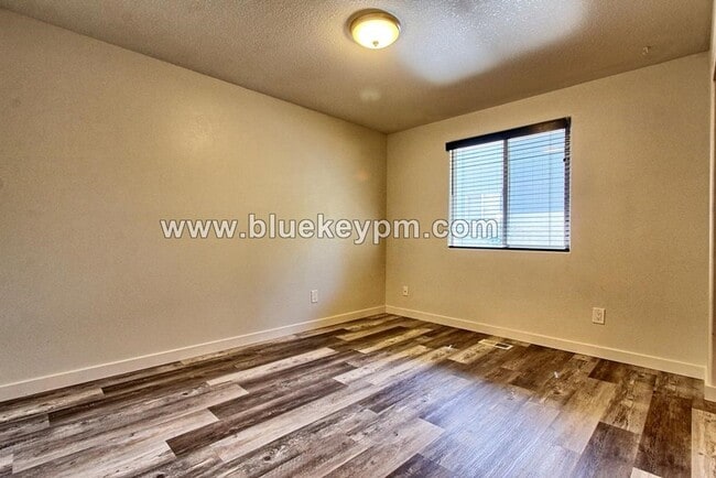 Building Photo - 3 Bed, 2 Baths Home in North Image Neighborhood with Large Yard