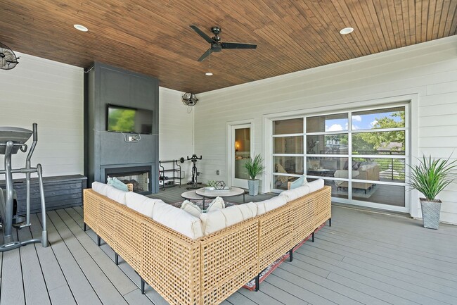 Building Photo - Walkable Luxury in Edgehill