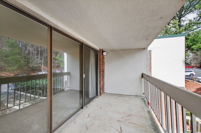 Building Photo - Charming 2BR Bolinwood Condo in Prime Chapel Hill Location!