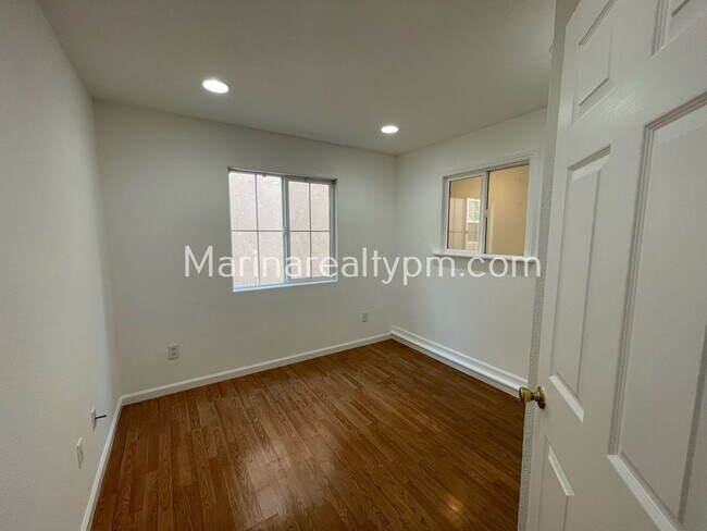 Building Photo - 5 Bedroom 2.5 Bath Two Story House