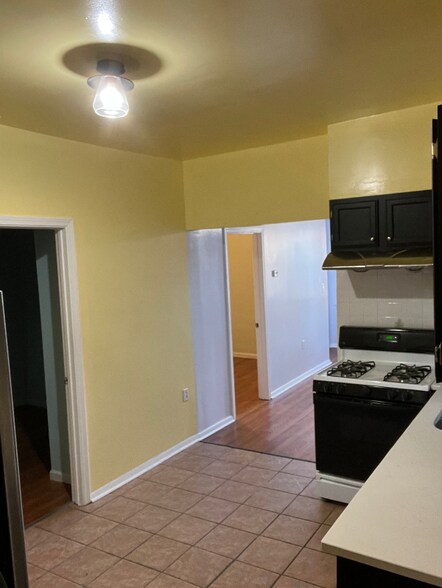 Building Photo - 1639 W 38th Pl