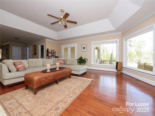 Building Photo - 1025 Spyglass Ln