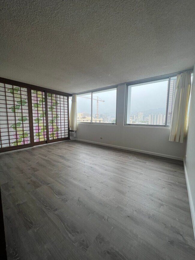 Building Photo - 1560 Kanunu St