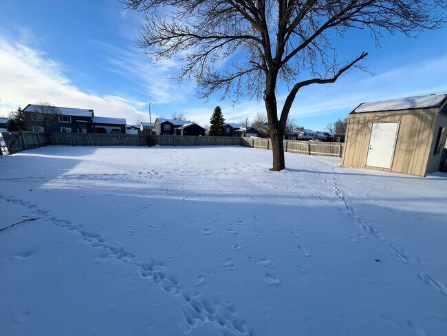 Building Photo - 5 Bed/2 Bath West Side Home!