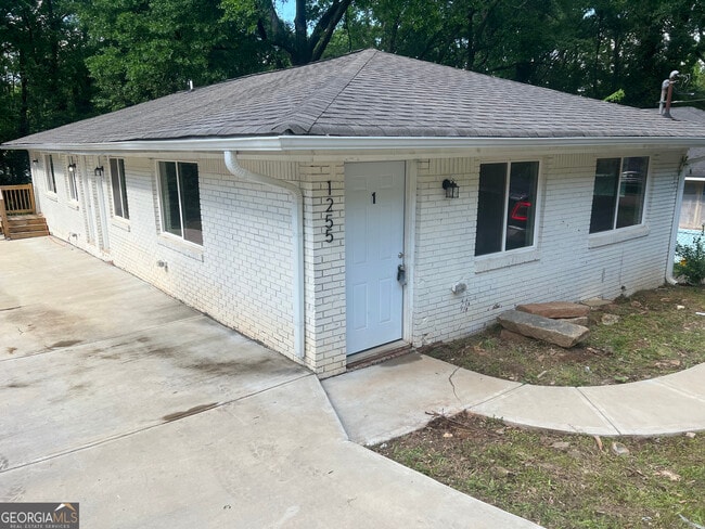 Building Photo - 1255 Pine Ave