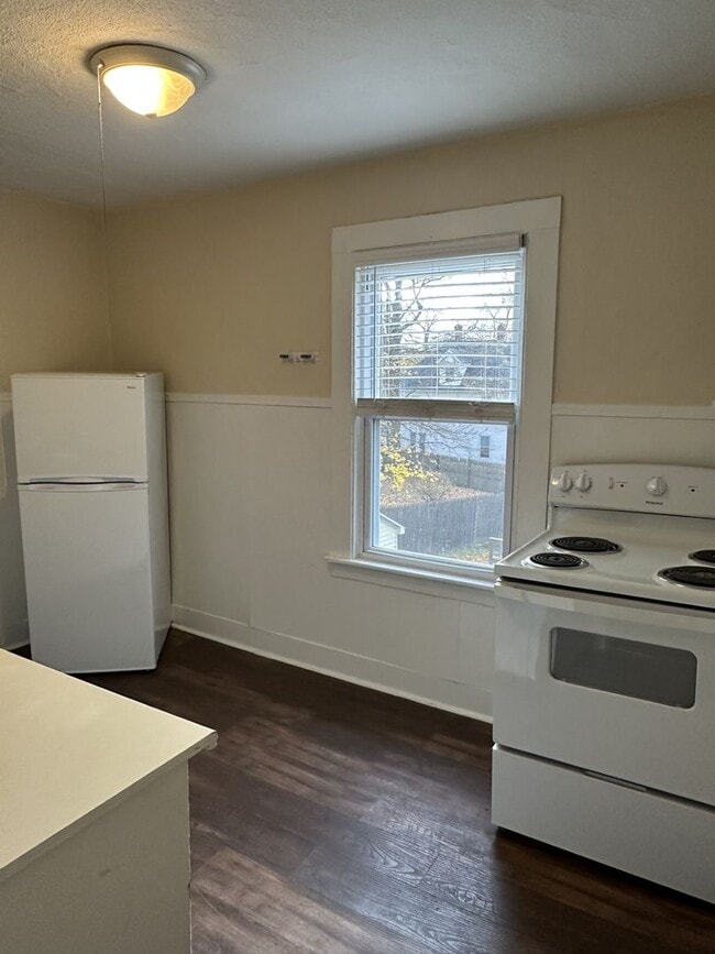 Building Photo - 160-162 Center Street