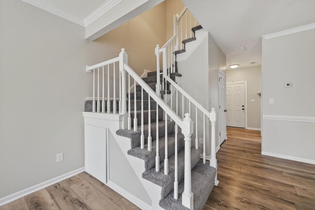 Building Photo - 729 Creekside Crescent