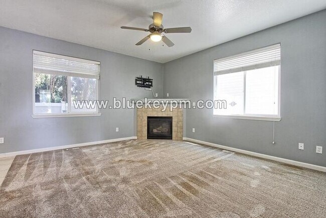 Building Photo - 3 Bed, 2.5 Bath Townhome Near Orchards Fre...