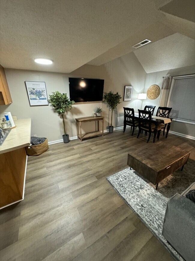 Building Photo - 913 Bagwell Dr