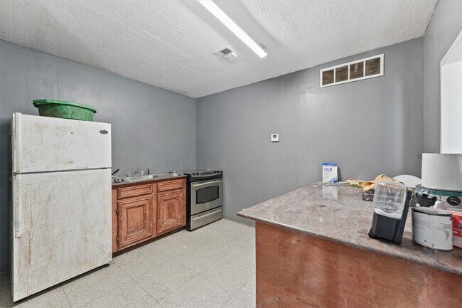 Building Photo - 5621 Haywood St
