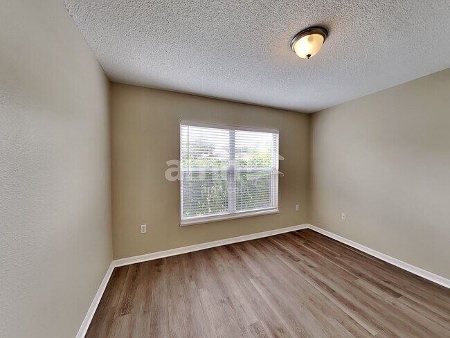 Building Photo - 25012 Hyde Park Blvd