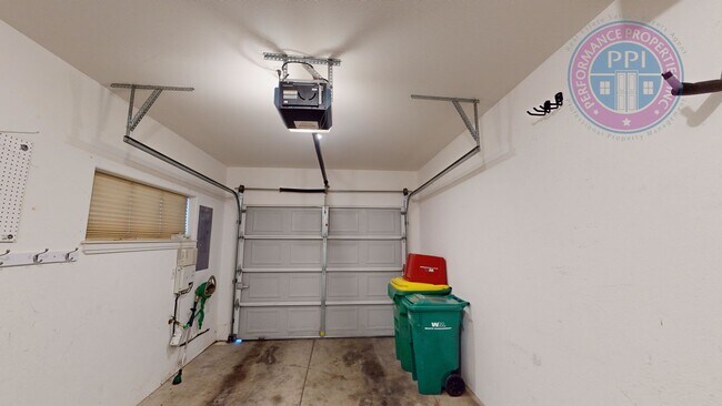 Building Photo - Stylish Townhouse, Luxury Amenities Throug...