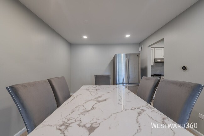 Building Photo - 5601 Carriage Way Dr