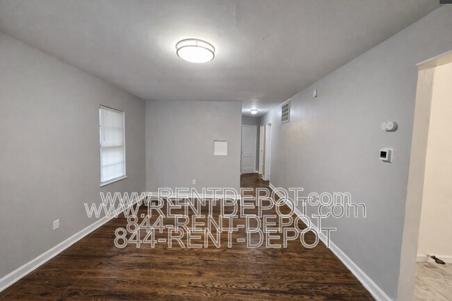 Building Photo - 1528 SE Riverside Dr