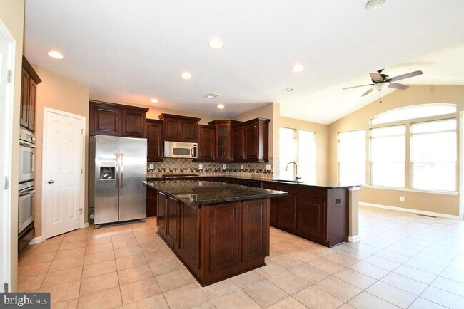 Building Photo - 9 Latham Ln