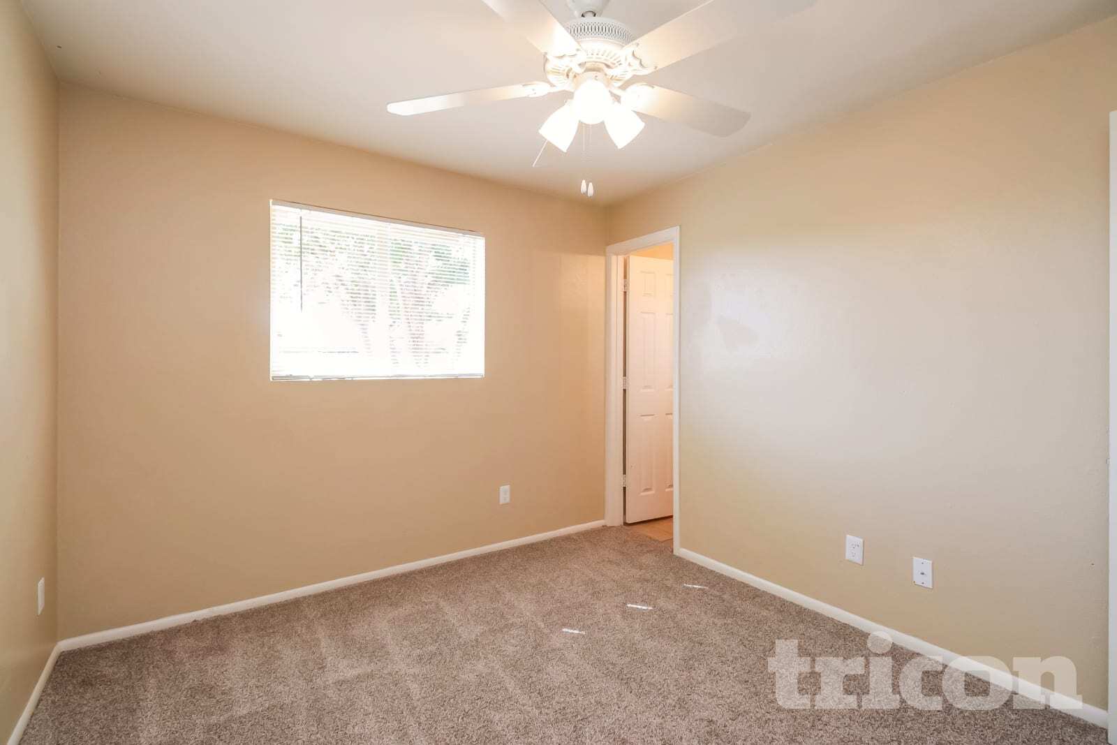 Building Photo - 5017 W Sierra Vista Dr