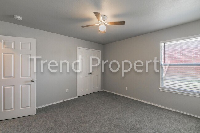 Building Photo - Beautiful Single Story 4 bedroom in Burles...