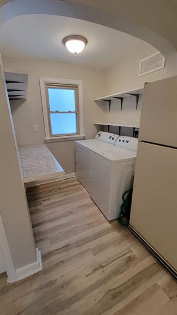 Building Photo - **Charming 1-Bedroom Plus Den Home with Modern Comforts**