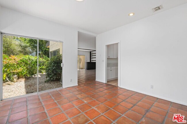 Building Photo - 2492 Banyan Dr