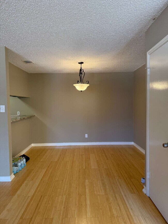 Building Photo - Private Condo Close to the Medical Center