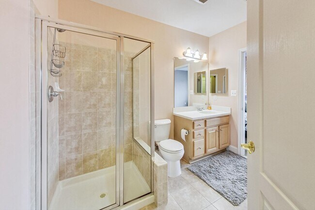 Building Photo - Beautiful two bedroom, two bathroom unit l...