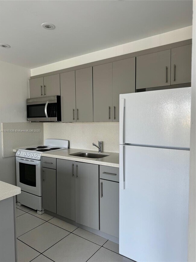 Building Photo - 2200 E Hallandale Beach Blvd