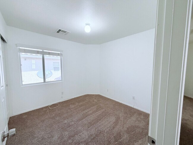 Building Photo - 3 bedroom Conveniently located