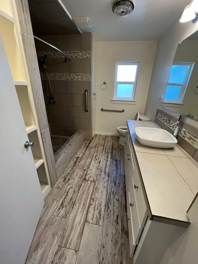 Building Photo - 4bd 3 bath