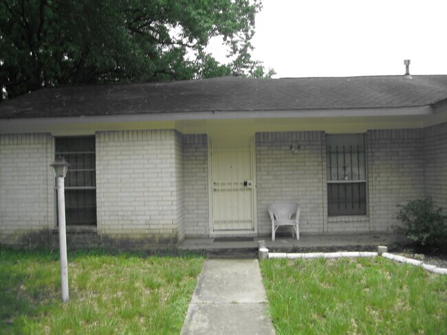 Main enterance with burglar bars - 959 W Nelda Rd