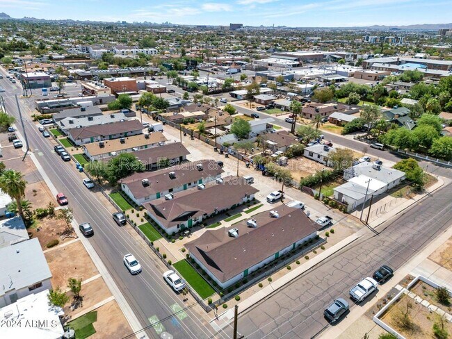 Building Photo - 1527 E Oak St