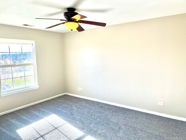 Building Photo - 924 N Village Dr