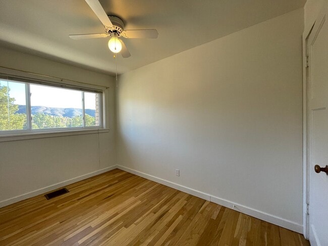 Building Photo - 3BR/1BA unit less than 3 mi from LANL and downtown! (4477 Yucca Unit B)