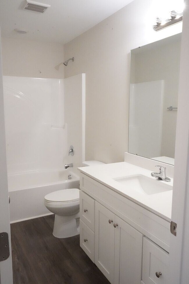 Building Photo - AVAILABLE NOW!