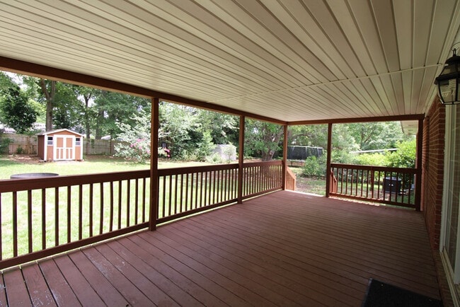 Building Photo - 2413 Hunt Club Rd