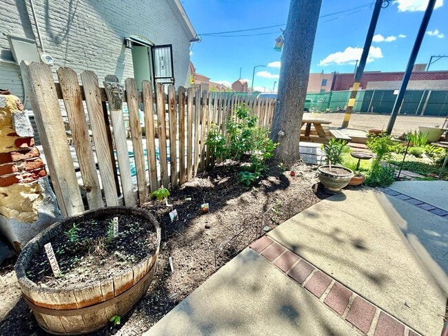 Building Photo - Charming Historic Condo in the Heart of Up...