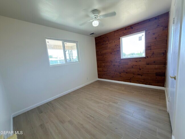 Building Photo - 7605 Parkland Dr
